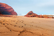 非洲摩洛哥莱齐拉大西洋海滩上的石拱