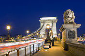 布达佩斯夜晚灯火通明的铁链桥上的交通