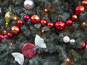 装饰圣诞树特写，包装糖果装饰