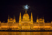 照亮多瑙河布达佩斯的匈牙利国会大厦