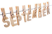 晒衣绳上木制的字母写着九月
