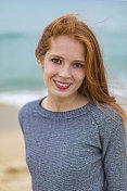 巴塞罗那海滩上年轻成年妇女的肖像