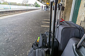 行李和乘客在火车站站台等候