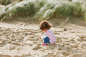 混血小女孩在沙滩上玩