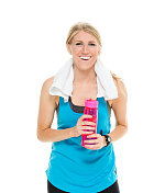 微笑的女运动员拿着水瓶