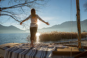 年轻女子在湖边做瑜伽