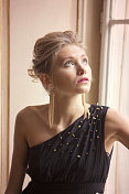 年轻的乌克兰女模特在乌克兰利沃夫窗户前