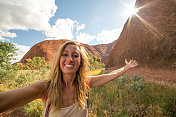 一名年轻女子在澳大利亚徒步旅行时拍下自拍