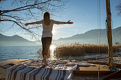 年轻女子在湖边做瑜伽