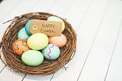一篮子彩色复活节彩蛋
