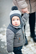 小男孩，户外，牵着爸爸的手。冬天