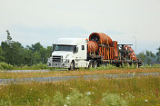 在州际公路上运送货物的半挂车