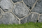 石墙和草