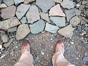 脚踩在石头上。