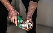 手工工人的手:水管工用专用工具切割塑料管