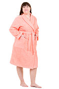 穿着粉红色浴袍的快乐胖女人