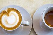 意大利:漂亮的卡布奇诺和浓缩咖啡并排