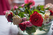 玻璃碗中的玫瑰和蜡烛装饰