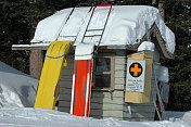 雪崩救援小屋和安全设备。