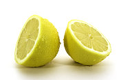 柠檬切成两半，在白色背景上孤立
