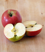 苹果切成两半