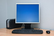 显示器，键盘，鼠标，UPS在办公桌上