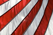 红白条纹的美国国旗背光的太阳