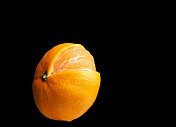 去皮的橘子孤立在黑色上