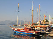 土耳其的木船正在等待蓝色游艇