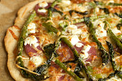 素食披萨配春季蔬菜
