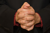 一个商人的双手合十祈祷
