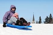 母亲和女儿在冬天滑雪