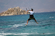 在希腊的纳克索斯风筝冲浪