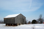 冬日里的旧谷仓