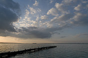 日落时的湖滨码头和壮丽的云景(XXL)