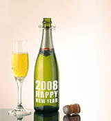 酒瓶上写着2008年新年快乐