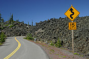 蜿蜒曲折的道路和前方标志穿过熔岩区