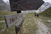 在意大利白云石上徒步旅行的标志