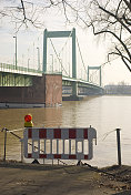 位于科隆莱茵河Mülheim桥上的屏障
