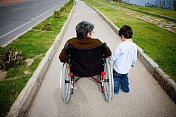 坐轮椅的老妇人和孙子