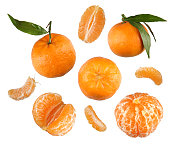 照片中的橘子，有的去皮，有的整块