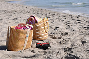 沙滩包、人字拖和浴巾